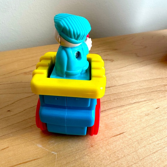 VINTAGE🚂 MCDONALD’S FISHER PRICE TRAIN WITH CONDUCTOR IN RED, BLUE AND YELLOW - Picture 4 of 5